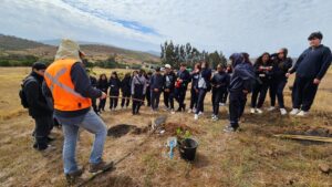 Estudiantes de Salamanca conocieron fundo El Mollar, uno de los lugares donde Minera Los Pelambres implementa su plan de forestación