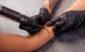 Piercing y tatuajes: Recomendaciones para evitar problemas a la salud